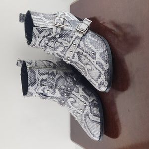 Jane and the Shoe boots size 6 Gorgeous studded snakeskin print white black gray